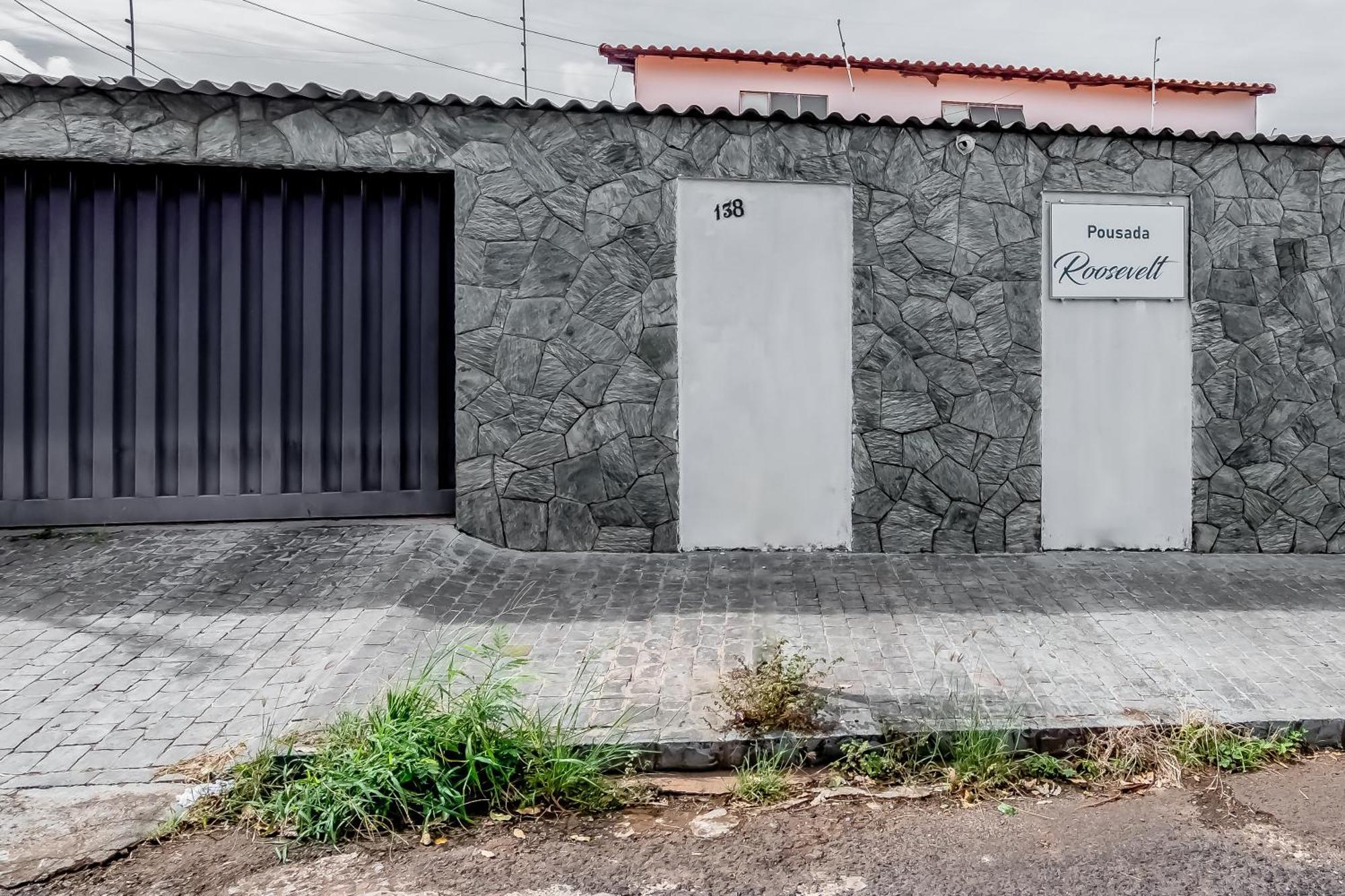 Готель Pousada Roosevelt Quarto 04 - Pousada Central Prox Rodoviaria E Dist Industrial Уберландія Екстер'єр фото